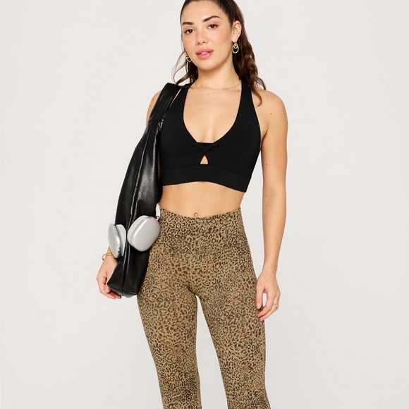 Fabletics Oasis Twist Medium Impact Sports Bra - Picture 4 of 9